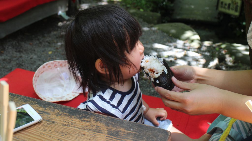 山賊おむすびを食べる